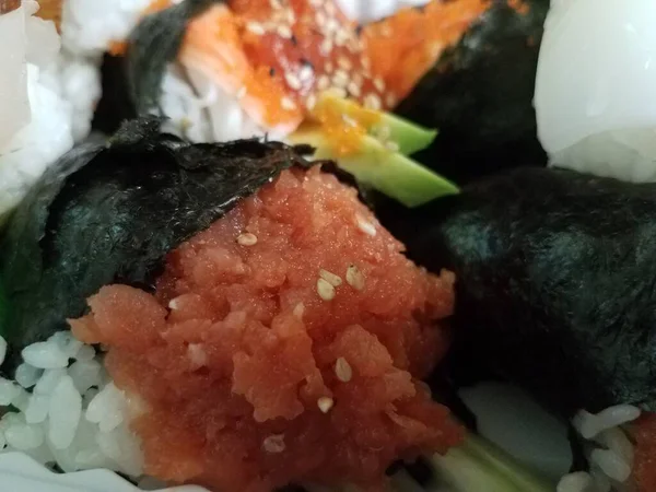 Een Bord Met Veel Sushi Zoals Tonijn Zalm Rijst — Stockfoto