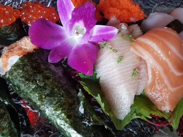 Peixes Salmão Algas Marinhas Outros Sushi Prato Com Flor Roxa — Fotografia de Stock