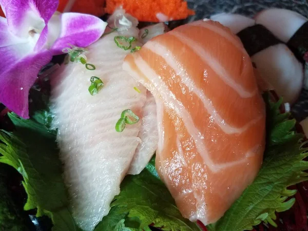 Zalmvis Zeewier Andere Sushi Bord Met Paarse Bloem — Stockfoto