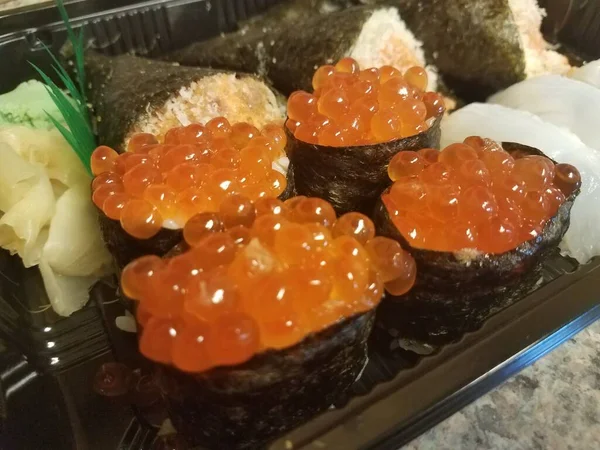 鮭の卵寿司にオレンジの卵と海苔 — ストック写真