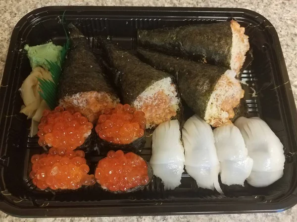 Ovos Laranja Algas Marinhas Sushi Ovo Salmão Lulas Rolos Mão — Fotografia de Stock