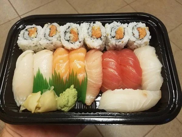 Rolos Salmão Atum Outros Sushi Com Arroz Recipiente — Fotografia de Stock