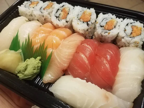 Zalm Tonijn Andere Sushi Broodjes Met Rijst Recipiënt — Stockfoto