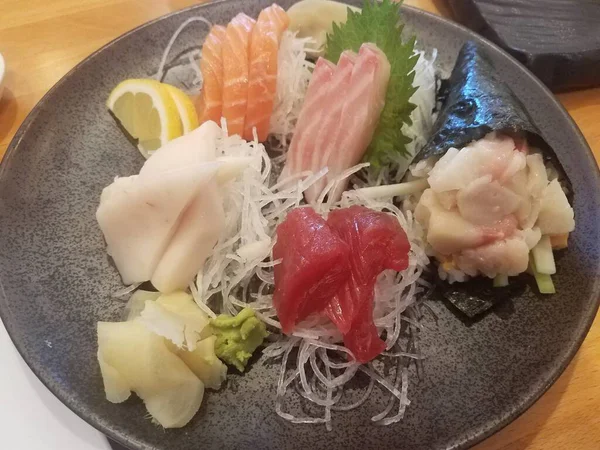 Teller Mit Gesundem Sushi Rohem Thunfisch Und Lachs Und Algen — Stockfoto