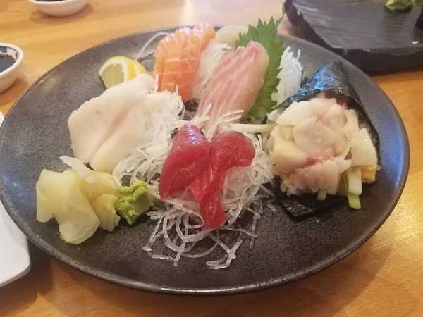 生寿司 生金枪鱼 鲑鱼和海藻 — 图库照片
