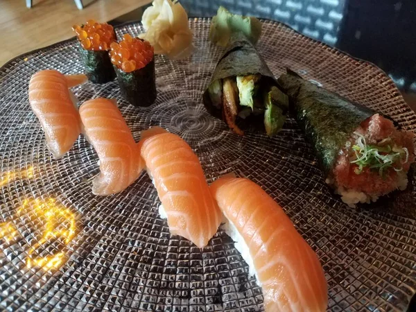 Sushi Salmone Uova Riso Alghe Sul Piatto — Foto Stock