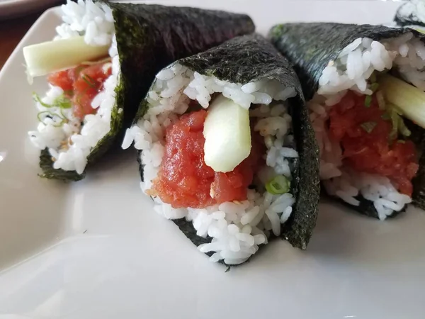 Rolos Sushi Atum Picante Com Arroz Algas Marinhas Pepino — Fotografia de Stock