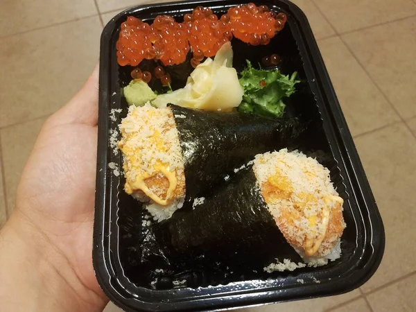 Rollo Atún Picante Huevos Salmón Sushi Algas Marinas Recipiente — Foto de Stock