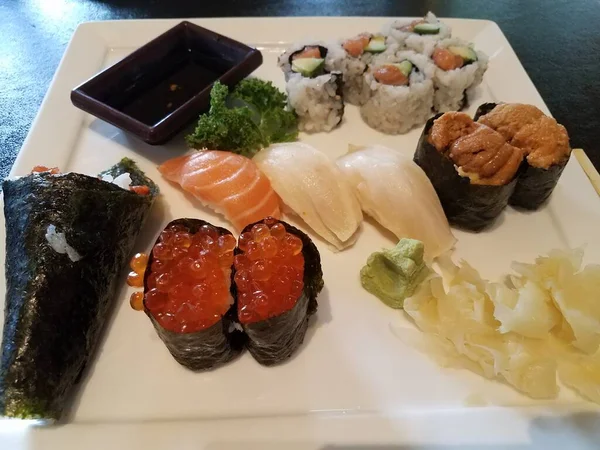 盘子里有很多寿司 包括鲑鱼蛋 — 图库照片