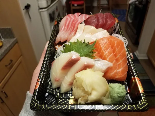 厨房里盛放生金枪鱼及鲑鱼寿司的手提盛器 — 图库照片