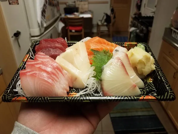 Handaufbewahrungsbehälter Mit Rohem Thunfisch Und Lachssushi Der Küche — Stockfoto