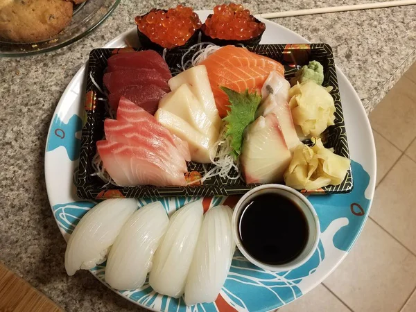 Prato Atum Cru Sushi Salmão Cozinha Balcão — Fotografia de Stock