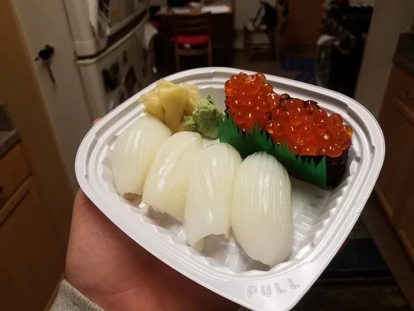 Contenitore Mano Calamari Bianchi Uova Pesce Arancione Sushi Cucina — Foto Stock