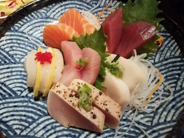 Zalm Tonijn Andere Sushi Vis Blauw Wit Bord — Stockfoto