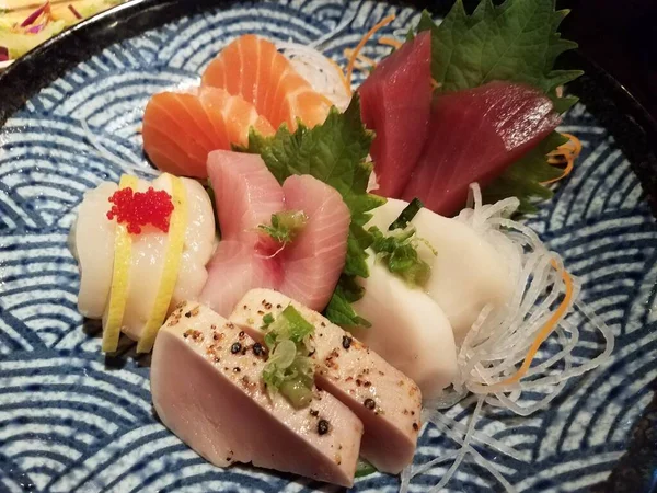 Zalm Tonijn Andere Sushi Vis Blauw Wit Bord — Stockfoto