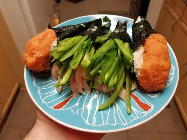 Hand Hält Sushi Rollen Mit Würzigen Grünen Paprika Und Thunfisch — Stockfoto