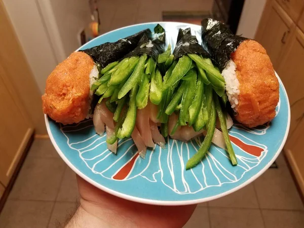 Hand Houden Sushi Broodjes Met Pittige Groene Paprika Tonijn Bord — Stockfoto