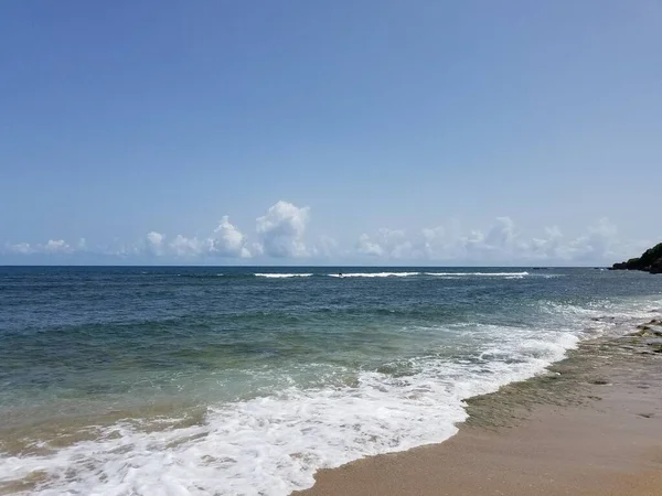 Puerto Rico Bir Sahilde Sörfçü Kum Dalgalar — Stok fotoğraf