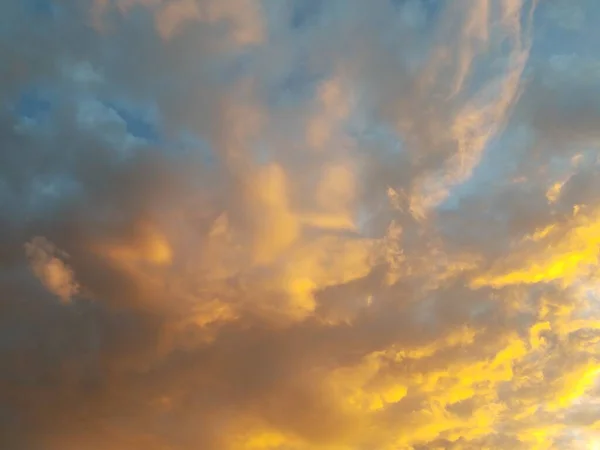 Ένα Γκρι Ροζ Και Πορτοκαλί Σύννεφο Κατά Διάρκεια Του Ηλιοβασιλέματος — Φωτογραφία Αρχείου