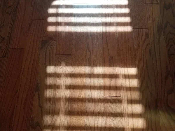 Φως Του Ήλιου Λάμπει Σκούρο Ξύλινο Πάτωμα Μέσα Από Περσίδες — Φωτογραφία Αρχείου