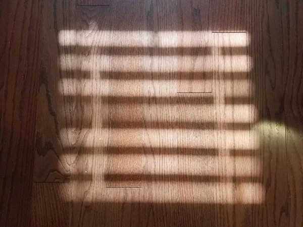 Сонячне Світло Сяє Темній Дерев Яній Підлозі Через Віконні Жалюзі — стокове фото
