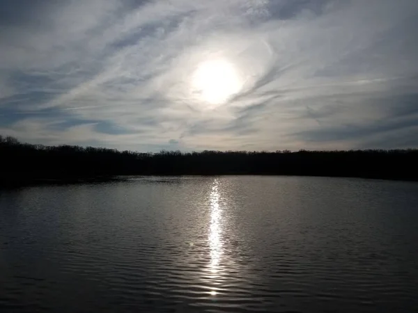 Sonne Und Reflexion Auf Wasser Mit Bäumen Und Wolken Bei — Stockfoto