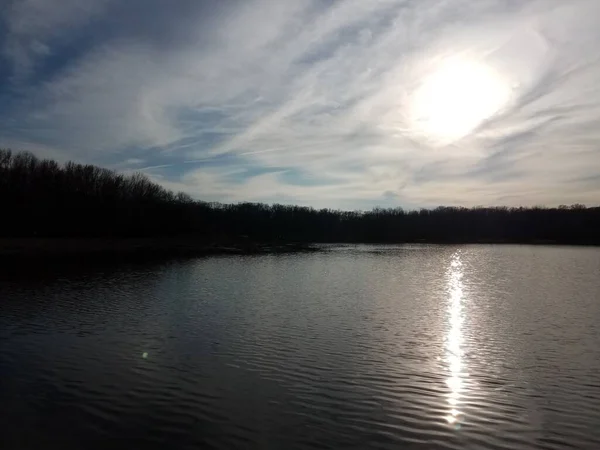 Sonne Und Reflexion Auf Wasser Mit Bäumen Und Wolken Bei — Stockfoto