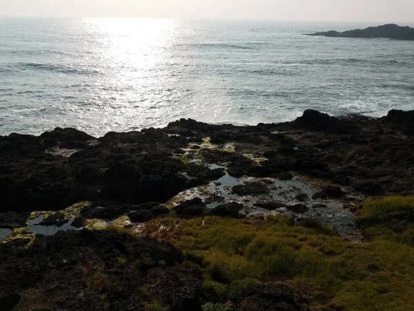 Солнце Сияющее Воде Берегу Океана Отражением — стоковое фото