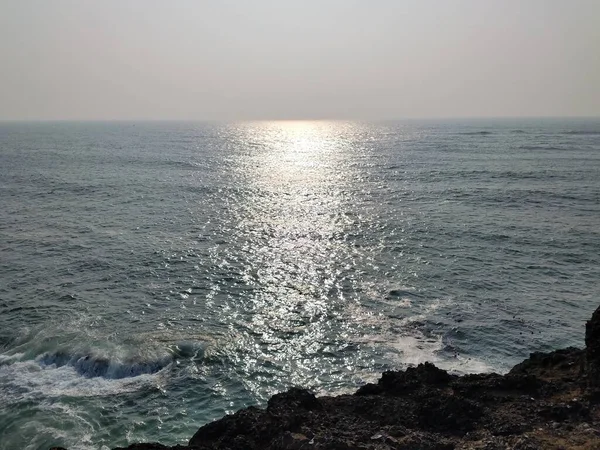 Sol Brilhando Água Costa Oceano Com Reflexão — Fotografia de Stock