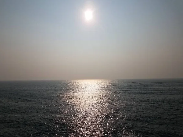 Солнце Ярко Светит Воде Отражением Океане — стоковое фото