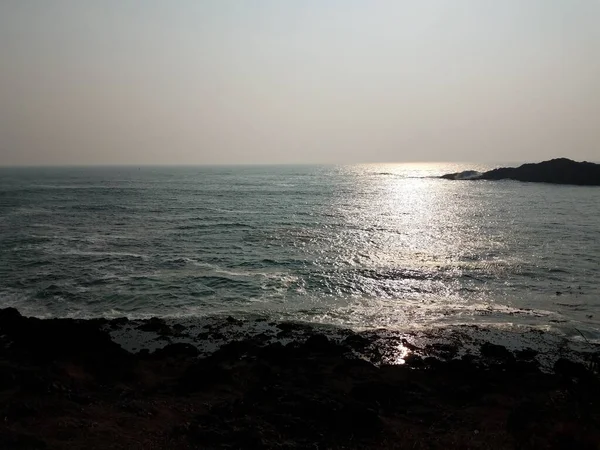 Matahari Bersinar Atas Air Pantai Laut Dengan Refleksi — Stok Foto