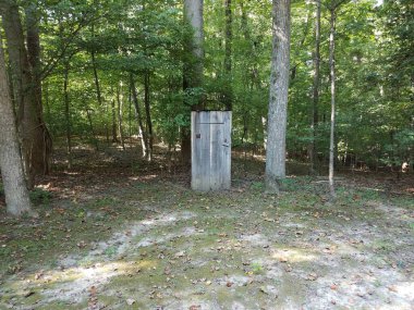 Ormanda, ağaçlar ve çimlerle kaplı bir depo.