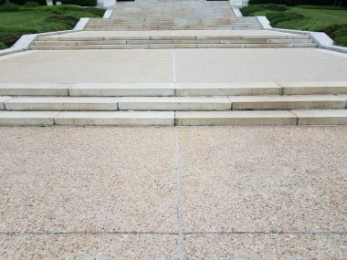 beyaz basamaklar ya da merdivenler ve beton ya da çimento kaldırım ve çimenler