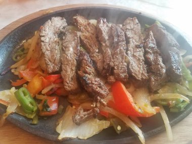 Bir tabak sığır eti, soğan, biber ve duman.