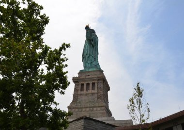 Özgürlük heykeli meşaleli, gökyüzü ve bulutlu