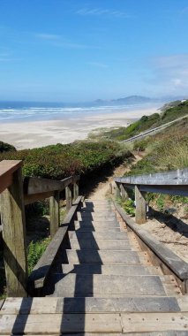 Newport, Oregon 'daki sahile inen merdiven ya da basamaklar