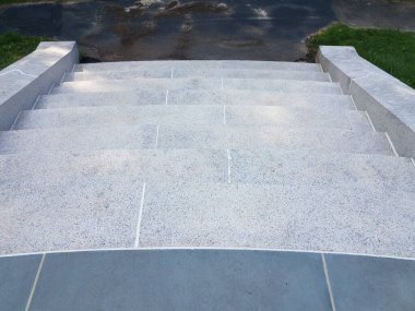 merdivenlerde, merdivenlerde ya da merdivenlerde gri taş ya da mermer fayanslar