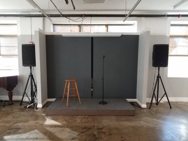 Mikrofon, hoparlör, tabure veya sandalyeli sahne