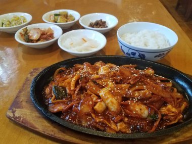 Sebzeli ve acı soslu Kore baharatlı kalamar.