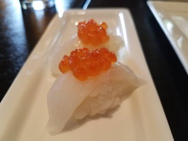 pilav ve somon yumurtalı kalamar suşisi.