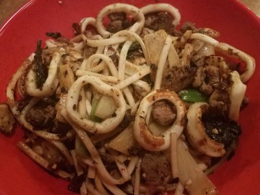 Kalamar, bambu, domuz eti ve erişte.