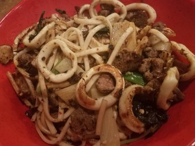 Kalamar, bambu, domuz eti ve erişte.