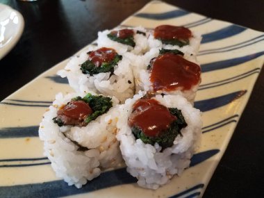 Ispanak ve biftek suşisi, yanında pilav ve sos.