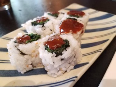 Ispanak ve biftek suşisi, yanında pilav ve sos.