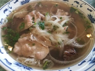 Vietnam bifteği çorbası, soğan ve sebze.