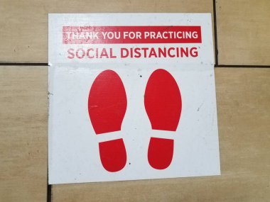 Toprakta kırmızı ayak izleriyle sosyal uzaklık işaretini uyguladığınız için teşekkürler.