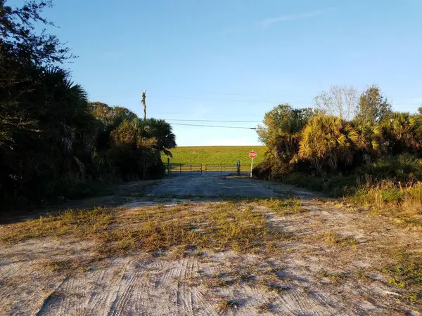 Camino Tierra Con Señal Stop Puerta Hierba Árboles —  Fotos de Stock