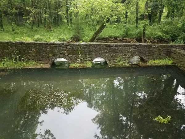Steinmauer Mit Löchern Und Bachwasser Oder Fluss — Stockfoto