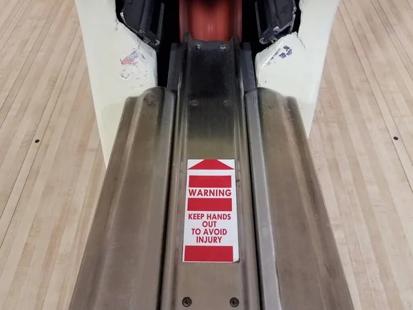 Dikkat Yaralanma Işaretinden Veya Bowling Topu Iade Makinesindeki Çıkartmadan Kaçınmak — Stok fotoğraf