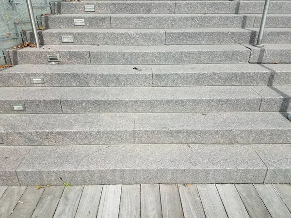 Grijze Cementtreden Met Verlichting Bruine Houten Planken — Stockfoto